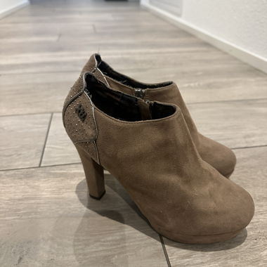 Stivaletti con tacco alto in camoscio beige