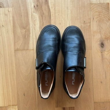Mocassins en cuir noirs avec fermeture à coller