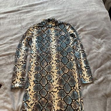 Langes Samtkleid mit Schlangenmuster