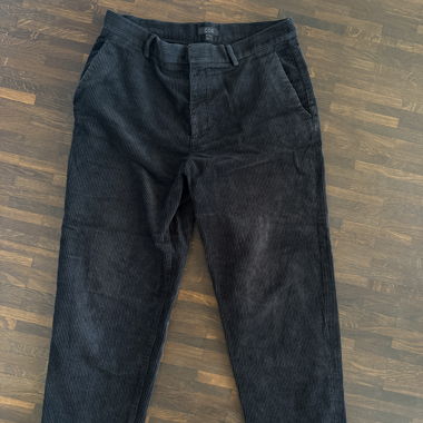 Pantaloni in velluto a coste COS neri