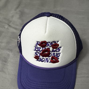 Casquette violette “Pussy Builds Strong Bones”