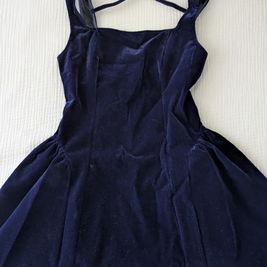 Abito in velluto blu scuro con spalline sottili
