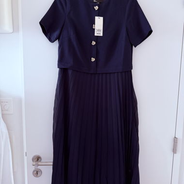 Dunkles Plissee-Kleid