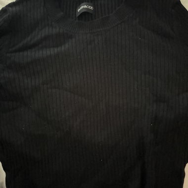 Schwarzer Rippstrick-Pullover