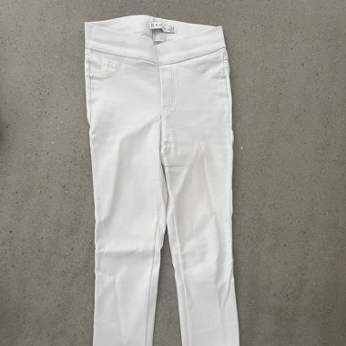 Weisse Röhrchenjeans
