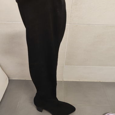 Knielange Stiefel mit Absatz