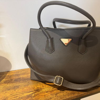 Dunkelgraue Handtasche