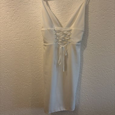 Robe blanche à laçage devant