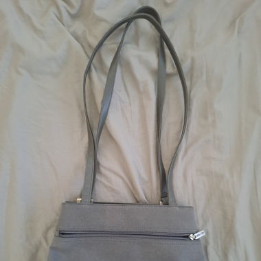 Schlichte graue Handtasche