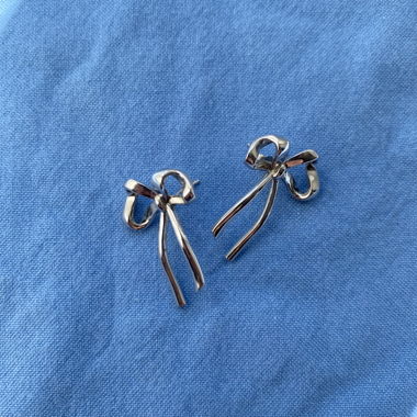 silver ribbon-earrings 