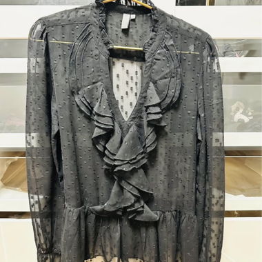 Blusa in chiffon nera con volant