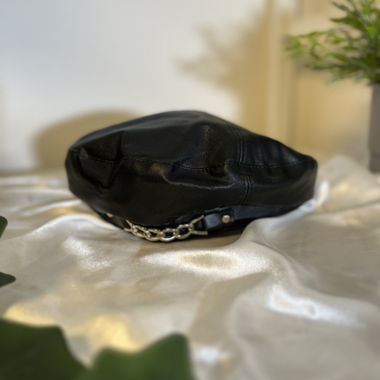 Schwarzes Beret mit silberner Chain – S