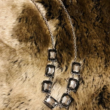 Collana di fantasia con finti diamanti neri