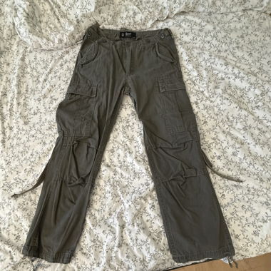 Pantaloni cargo con tasche e cordoncini