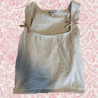 Top bianco con fiocchi