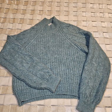 Maglione turchese a trecce