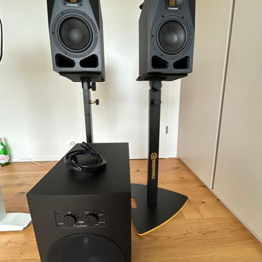 Configuration de podcast, microphone, enceintes, pieds