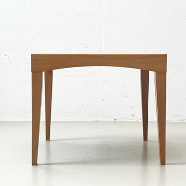 Minimalistischer Tisch aus Holz, ausziehbar 
