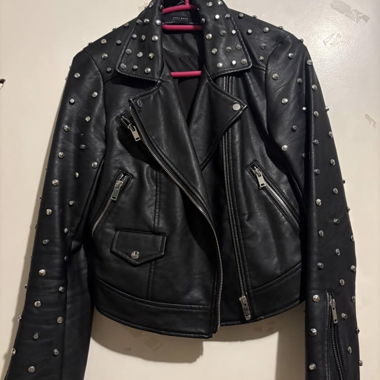 Schwarze Nietenzieher Bikerjacke