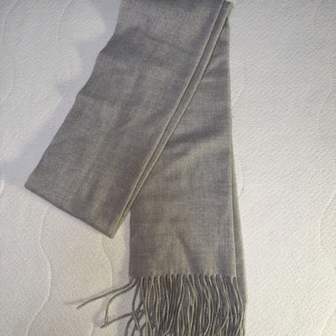 Grauer Schal