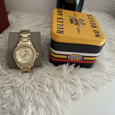 Goldfarbene Fossil-Uhr