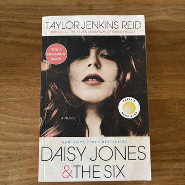 Taylor Jenkins Reid - Daisy Jones & The Six