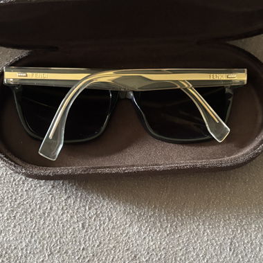 Occhiali da sole Fendi con custodia