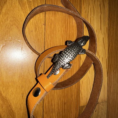 Ceinture en cuir orange avec boucle crocodile