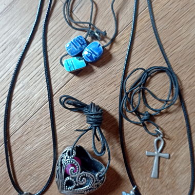 Colliers avec pendentifs assortis