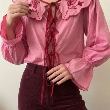 Chemise rose coquette avec col brodé