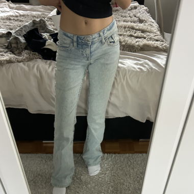 Low rise, light wash jeans 
