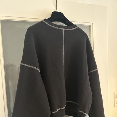 Simple stylish sweatshirt 