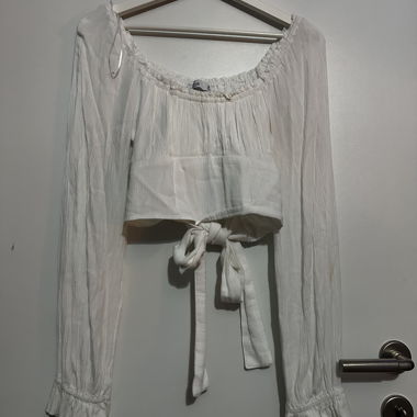 Crop top bianco a maniche lunghe con laccio sul davanti
