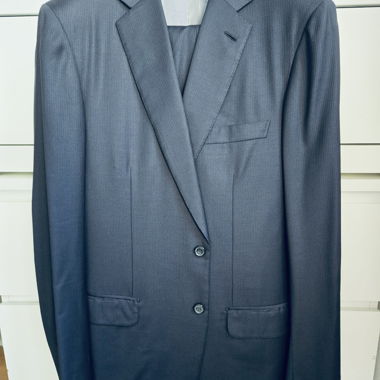 Brioni dunkelblauer Nadelstreifenanzug 48R