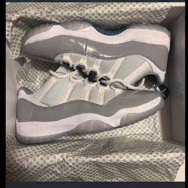Baskets Jordan 11 Retro Low gris et blanches