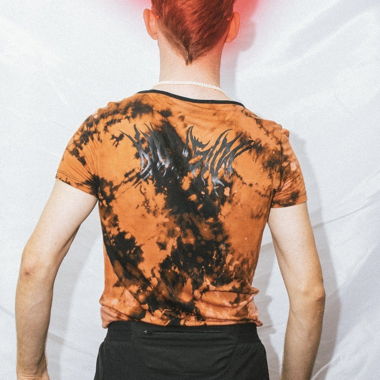 T-shirt arancione tie-dye bleach con stampa