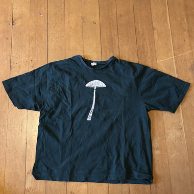 T-shirt nero con stampa di funghi