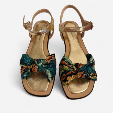 Goldene Sandalen mit Knöchelriemen