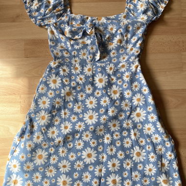 Robe bleue à fleurs