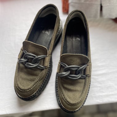 Olivgrüne Loafers
