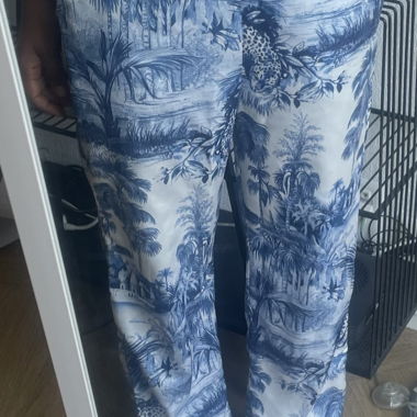 Pantaloni stampati blu e bianchi