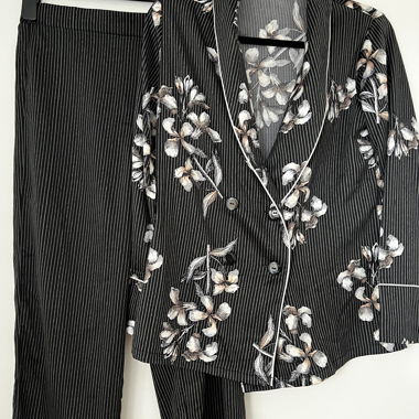 Blumiges Streifenpyjama-Set
