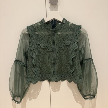 Blusa in pizzo verde con maniche a sbuffo