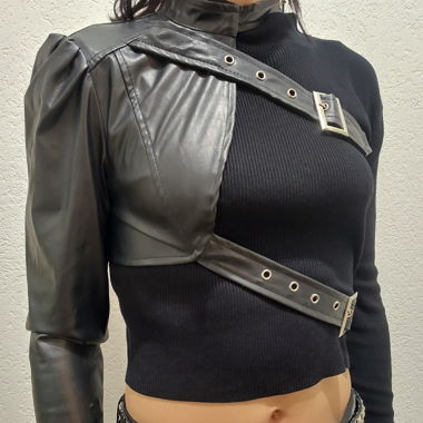 Kunstleder-Top im Rave-Punk-Stil