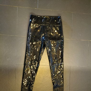 Leggings en vinyle souvent portés taille M