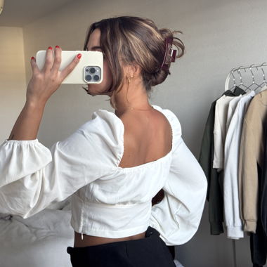 Blusa corta bianca con maniche a palloncino
