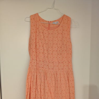 Lachsfarbenes Kleid