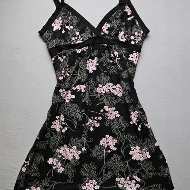 Robe légère noire fleurie 