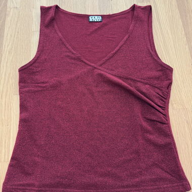 Bordeauxfarbenes ärmelloses Top