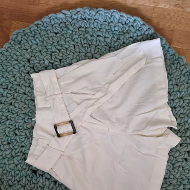 Kurze Stoffhose